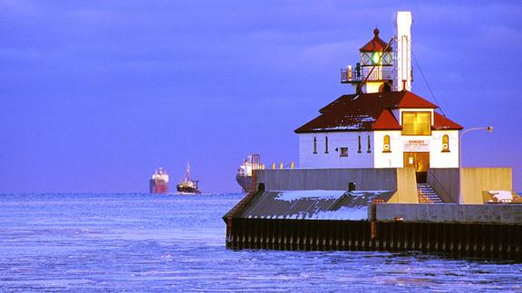 Duluth lighthouse, UMD Blue Heron and two other ships